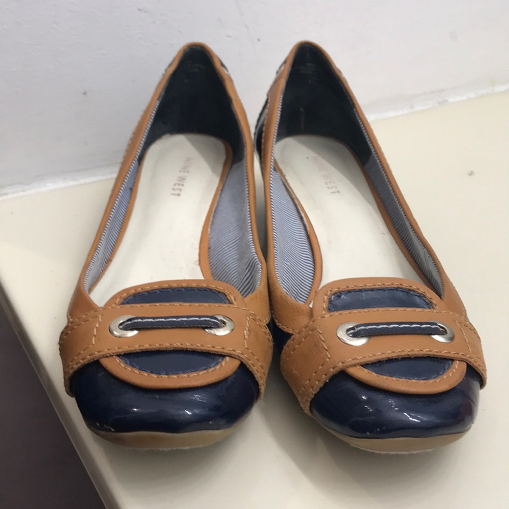 1 pair of women’s shoes size 6.5 medium.
